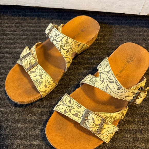 Women's Sandals with Paisley Design - Picture 2 of 5